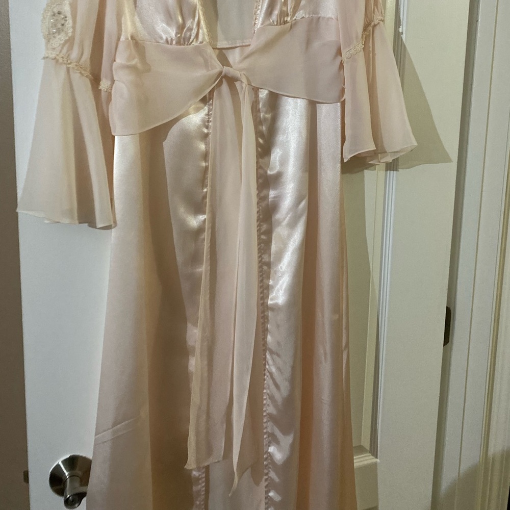 Robe - Picture 3 of 3